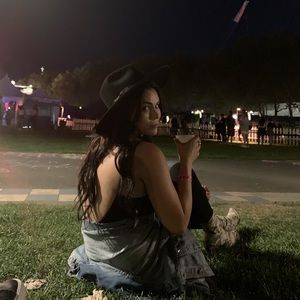 Meet your Posher, The Gold Line Girl